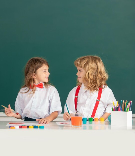 Dzieci wczesna sztuka i rzemiosło edukacja portret dzieci szkolne odrabianie prac domowych dzieci rysowanie na ele