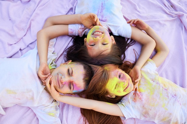 Dzieci z kolorowym proszkiem bawią się na świeżym powietrzu