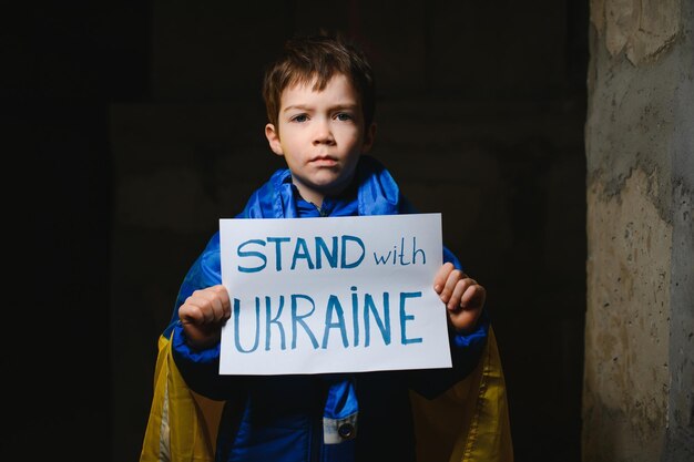 Dzieci z plakatem z sztandarem rosyjskiego konfliktu wojskowego protestu Dziecko z przesłaniem Stop War Ameryka stoisko z Ukrainą