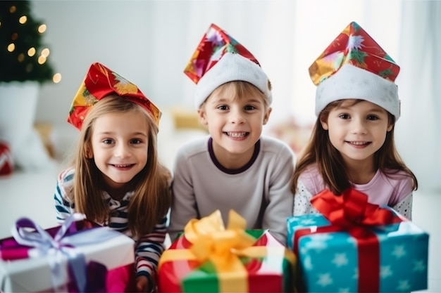 Zdjęcie dzieci z prezentem świątecznym w białym pokoju najszczęśliwszy moment wieczoru wakacje dla każdego dziecka