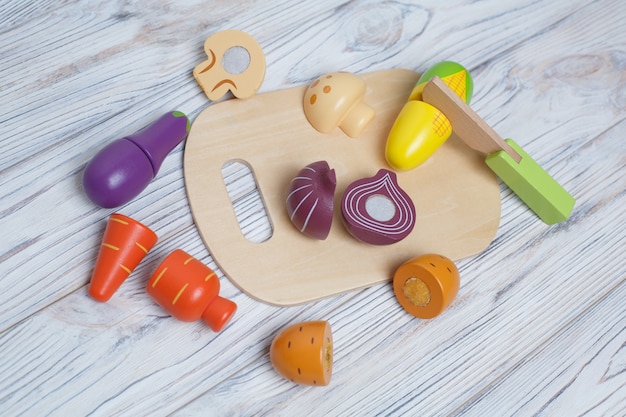 Dzieci Zabawki Drewniane Warzywa. Rozwijająca Się Drewniana Gra Dla Dzieci. Zestaw Drewnianych Warzyw Z Miejscem Na Tekst. Plastikowa Zabawka Dla Dzieci. Pokrojone Warzywa-zabawki