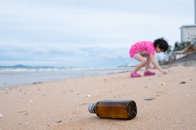 Dzieci Zbierają śmieci Na Plaży, Brudne Morze