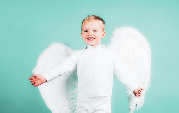 Zdjęcie dzieci ze skrzydłami anioła mały słodki chłopiec dziecko w sukience anioła ze szczęśliwą uśmiechniętą twarzą amorek walentynkowy w walentynki świąteczna kartka z życzeniami miłości