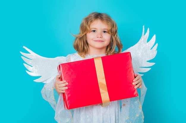 Dzieciak chłopiec anioł z szkatułce obecne dziecko w kostiumie anioła dziecko z anielskimi skrzydłami na białym tle studio strzał