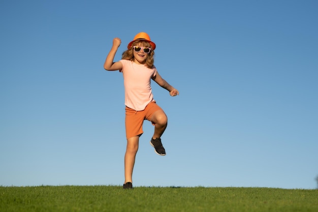Dzieciak chłopiec bieganie na świeżym powietrzu dla dzieci biegacz dzieci wyścig w parku dziecko bawiące się i biegające dalej