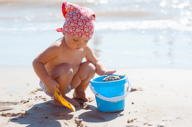 Dzieciak Dziewczyna Bawić Się Na Plaży.