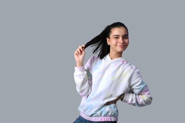 dzieciak szczęśliwa dziewczyna nosi sweter na szarej ścianie indyjski model pakistański
