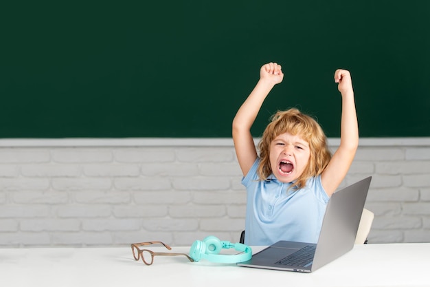 Dzieciak w szkole podstawowej zły i smutny Uczeń krzyczy, krzyczy w klasie Zły chłopiec w szkole