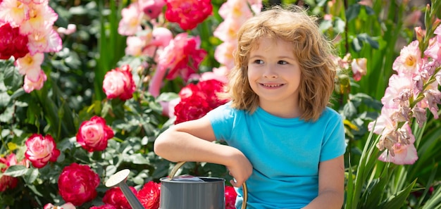 Dzieciak z konewka Wiosna sztandar Dziecko podlewania roślin z konewka