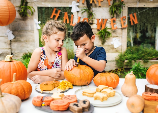 Dzieciaki rzeźbiące Halloween-o-latarnie