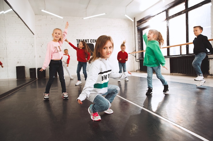 Zdjęcie dzieciaki w szkole tańca. tancerze baletowi, hiphopowi, uliczni, funky i modern