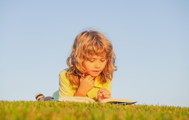Dziecięca wyobraźnia innowacja i inspiracja dzieci plenerowy portret małego chłopca czytającego książkę