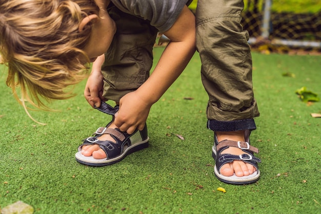 Dziecięce buty ortopedyczne na stopy chłopca.