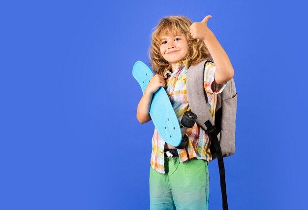 Dzieciństwo Słodkie dziecko z deskorolka na tle isoalted kolor Zabawna chłopiec dziecko stylowe łyżwiarz