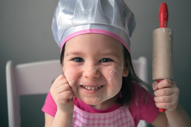 Dziecko Bawi Się Mąką. Dziewczyna Przygotowuje Naleśniki.