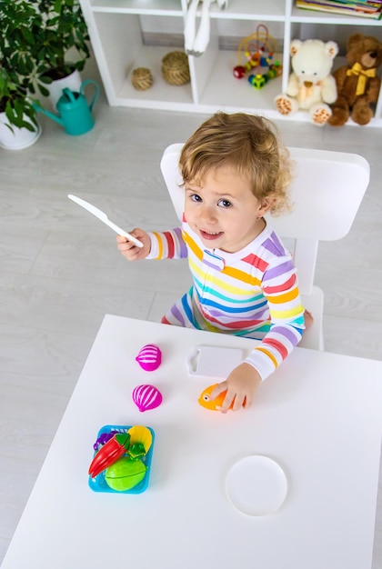 Dziecko bawi się zabawkami kuchennymi i spożywczymi Selektywna ostrość