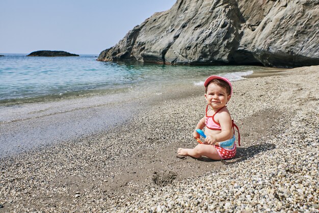 Dziecko Bawi Się Zabawkami Na Plaży W Piasku