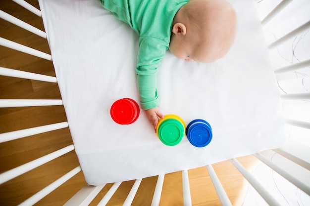 Zdjęcie dziecko bawiące się kolorowymi zabawkami