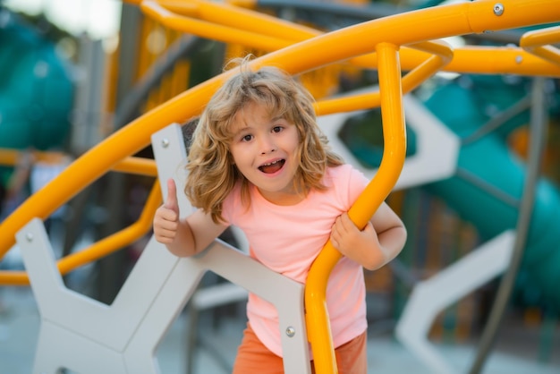 Dziecko bawiące się na placu zabaw dziecko bawiące się na szkolnym lub przedszkolnym podwórku zdrowa letnia aktywność dla dziecka