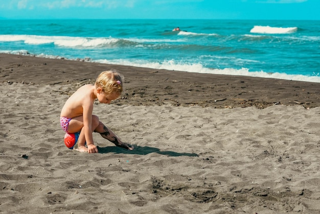 Zdjęcie dziecko bawiące się na plaży