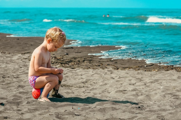 Zdjęcie dziecko bawiące się na plaży