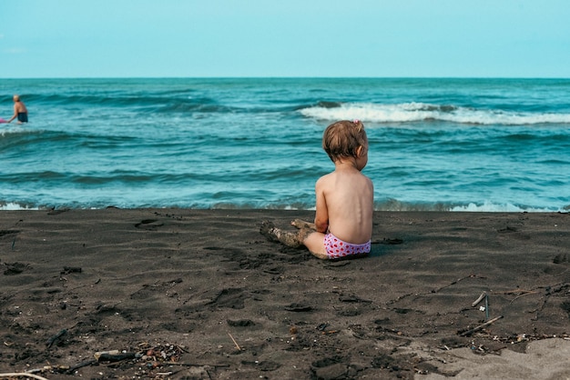 Zdjęcie dziecko bawiące się na plaży