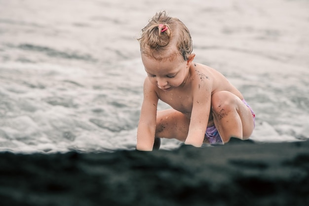 Zdjęcie dziecko bawiące się na plaży