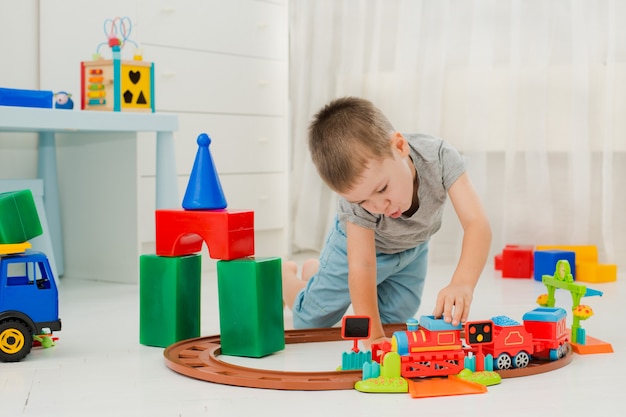 Dziecko bawiące się na podłodze w lokomotywy