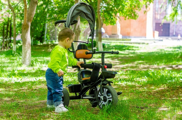 Dziecko bawiące się w ogrodzie Dziecko grające na placu zabaw Piękny mały chłopiec