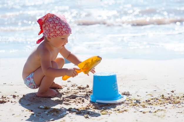 Dziecko buduje sandcastle na plaży