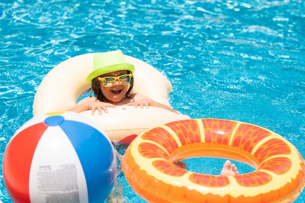 Dziecko chłopiec pluskanie w basenie Pływać sporty wodne na letnie wakacje z dziećmi