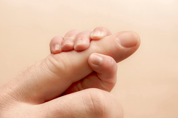 dziecko dotykając palcem dorosłego