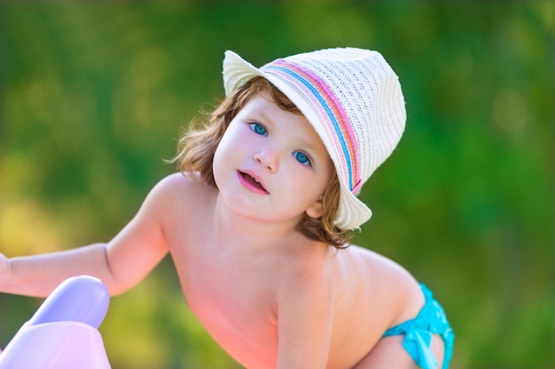 Dziecko dzieciaka dziewczyna z kapeluszem w lecie na zieleni polu