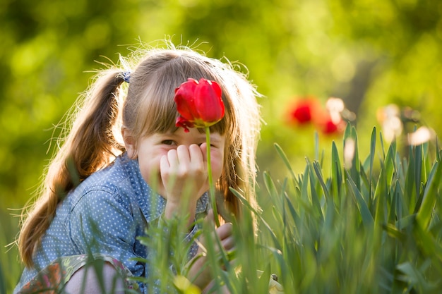 Dziecko Dziewczyna Z Czerwonym Tulipanowym Kwiatem.