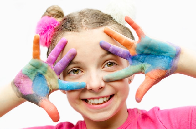 Zdjęcie dziecko dziewczynka pokaż malowane dłoni wokół jej oczu i uśmiech