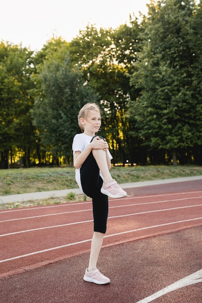 Dziecko Dziewczynka Rozgrzewa Się Na Torze Sportowym Przed Bieganiem