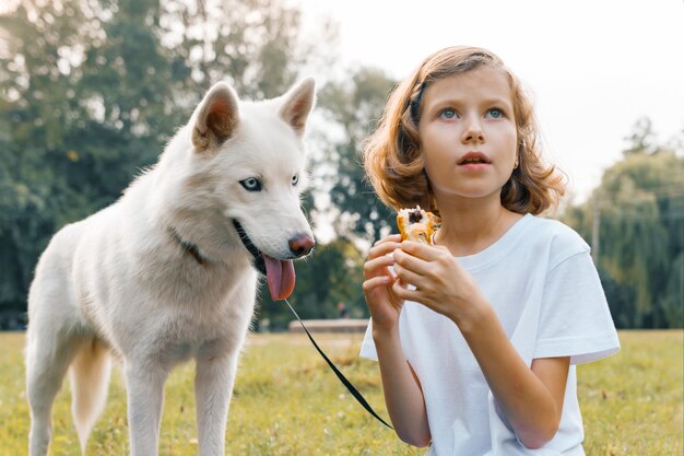 Dziecko dziewczynka z białym psem Husky