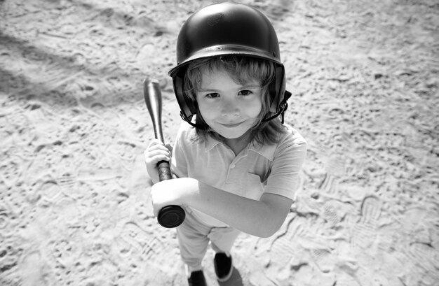Dziecko grające w baseball jest gotowe do uderzenia. Dziecko trzymające kij baseballowy.