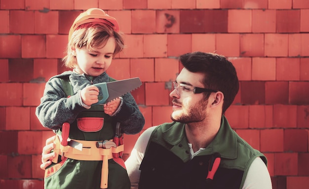 Zdjęcie dziecko i brat marzą o przyszłej karierze w architekturze lub budownictwie koncepcja dzieciństwa budowa narzędzi narzędzia stolarskie