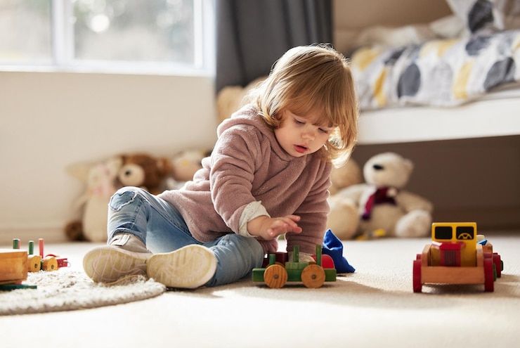 Zdjęcie dziecko i zabawa z zabawkami na podłodze dla rozwoju relaks i drewniane samochody w domu ciężarówka dla niemowląt i gry na dywanie z edukacją montessori dla wzrostu zdolności poznawczych i uczenia się
