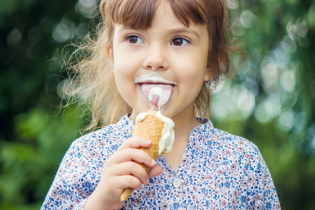 Dziecko je lody. Selektywna ostrość.