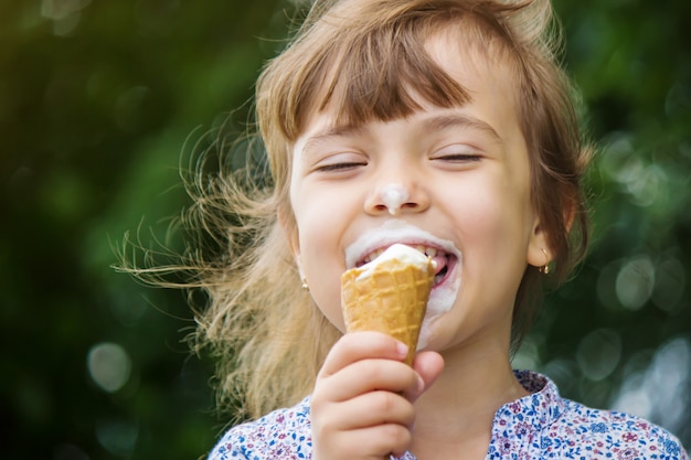 Dziecko je lody. Selektywna ostrość.