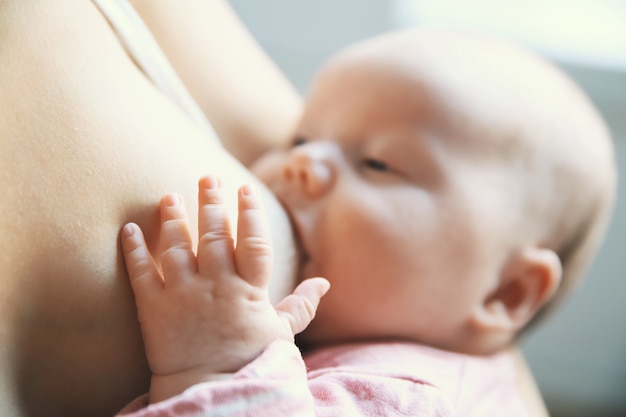 Dziecko je mleko matki Matka karmiąca piersią Piękna mama karmiąca piersią swoje nowo narodzone dziecko