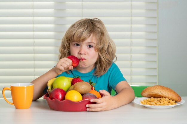 Dziecko je truskawki organiczne owoce dziecko preteen chłopiec lat je zdrowa żywność warzywa breakf