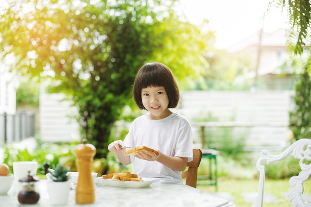 Dziecko jedzące jedzenie happy time breakfastxA