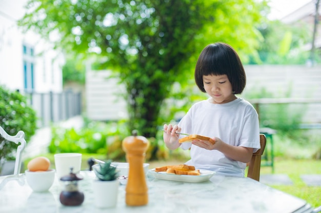 Dziecko jedzące jedzenie happy time breakfastxA