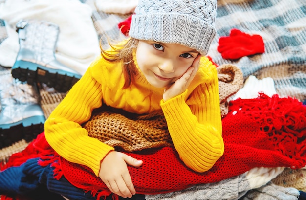 Zdjęcie dziecko jest ubrane w zimowe ubrania. selektywna ostrość.