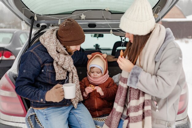 Zdjęcie dziecko korzystające z zimowych zajęć z rodziną