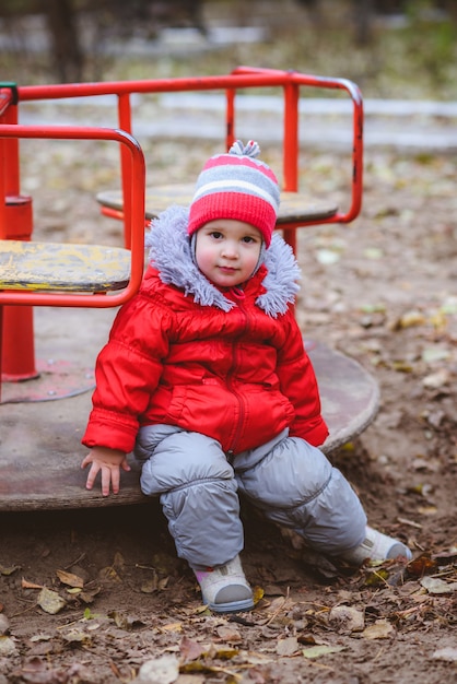 Dziecko Kręci Się Na Huśtawce Na Placu Zabaw W Parku