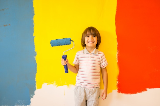 Dziecko Maluje Dom ścianę W Kolorach